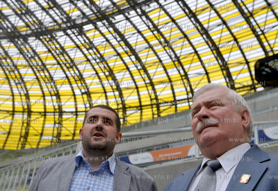 Prezydent Lech Walesa zwiedza stadion PGE Arena w Gdansku....