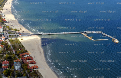 Sopot z lotu ptaka. Molo i budowa mariny zeglarskiej....