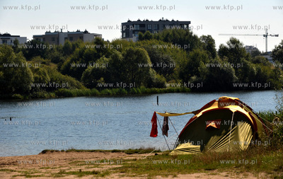 Namiot rozbity nad Wrobla Staw w Gdansku Jasieniu niedaleko...