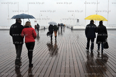Deszczowy listopadowy dzien na molo w Sopocie. 2.11.2013...