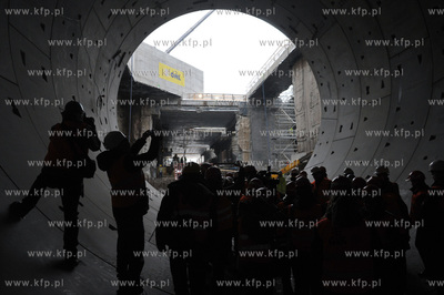 Zakonczona pierwsza nitka tunelu pod Wisla zostala...