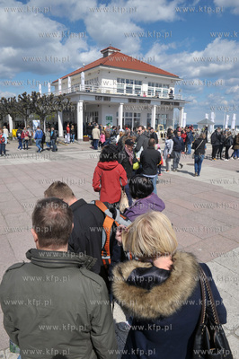 Sopot. Dluga kolejka do kas biletowych na molo. 2.05.2015...