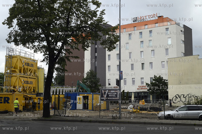 Gdynia. Hotel  Hotton, a przed nim plac budowy od strony...