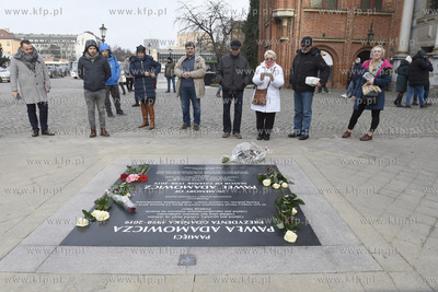 Mieszkańcy Gdańska składaja kwiaty i zapalaja znicze...