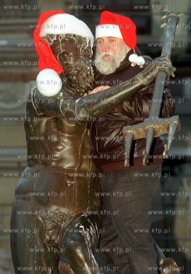 Wacław Rasnowski - konserwator Neptuna ze swoim podopiecznym...