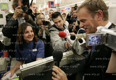 Donald Tusk odwiedza polskich pracownikow w sklepie...