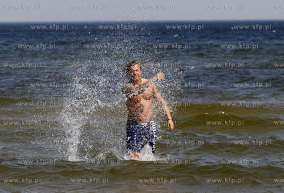 Sopot. Jarek Jakimowicz zazywa kapieli.
28.04.2009
fot....