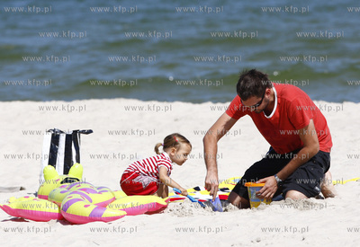 Polwysep helski. Marcin Prokop nad morzem z coreczka.
23.07.2008
fot....