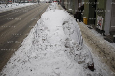 Gdansk. Zasypany sniegiem przez plug samochod, zaparkowany...