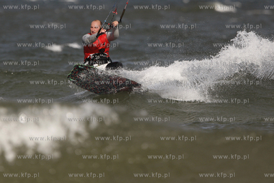 Gdansk Brzezno. Silny wiatr, duza fala to wymarzone...