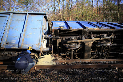 Sześć wagonów z siarką wykoleiło się, a z trzech...