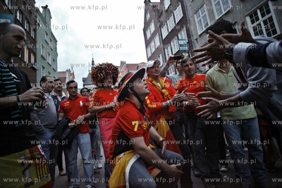 Hiszpanscy kibice opanowali  ul. Dluga i Dlugi Targ...