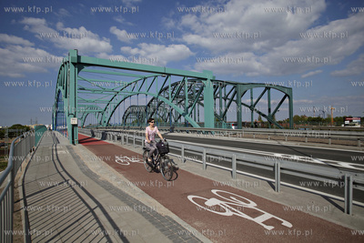 Gdansk. Ul. Nowa Slowackiego. Wiadukt nad torami w...