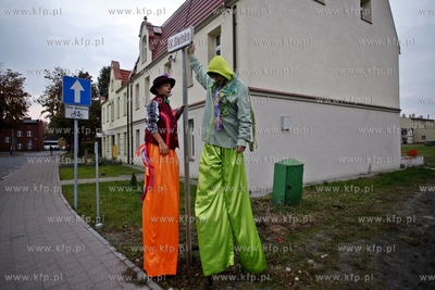 Gdansk Letnica. Parada szczudlarzy, ktora miala na...