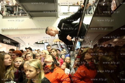 Galeria Baltycka w Gdansku. Promocja nowej plyty Donotana...