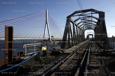 Kolejowy most obrotowy nad Martwą Wisłą w Gdańsku.
17.02.2015
fot....