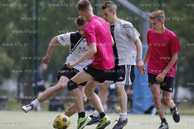 Gdansk Zaspa. Pilkarski turniej dzikich druzyn Do przerwy...