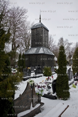 Żuławy. Zabytkowa dzwonnica z 1792 r. na cmentarzu...