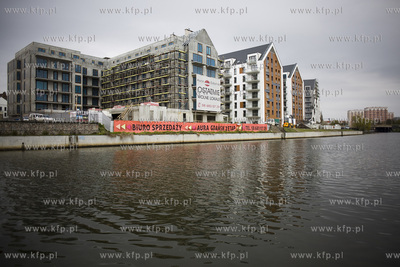 Gdańsk. Dolne Miasto. Apartamenty Aura wzdłuż rzeki...