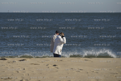 Spacerowicze na plaży na Stogach. 15.03.2020 fot....