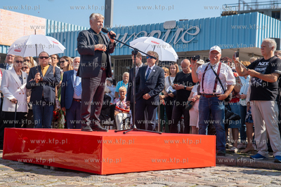 Gdańsk. Plac Solidarności. Symboliczne otwarcie bramy...