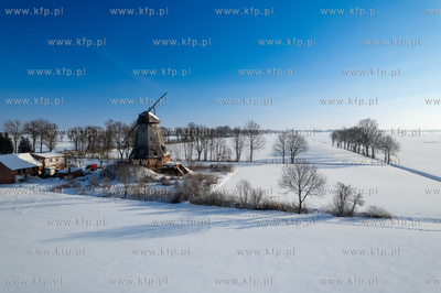 Zima na Żuławach. Wiatrak holenderski w Palczewie....