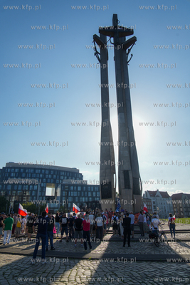 Gdańsk, Plac Solidarności. Demonstracja, pod hasłem...