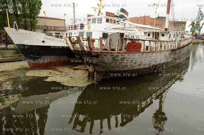 Stocznia Gdanska w niedziele. n/z dzienny statek pasazerski...