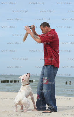 Przemyslaw Saleta ze swoim psem Milky Way, 8-miesieczna...