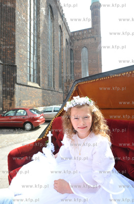 Gdansk. Pierwsza Komunia Swieta. Natalka jedzie bryczka...