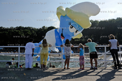Gdynia. Bulwar nadmorski. Akcja promocyjna filmu Smerfy,...