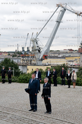 Gdansk. Westerplatte. Zlozenie kwiatow pod Pomnikiem...