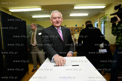 Gdynia. Wybory parlamentarne. Glosuje lech Leszek Miller...