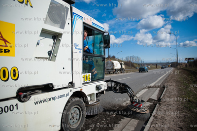 Gdansk. Aleja Armii Krajowej. Wiosenne sprzatanie ulic....