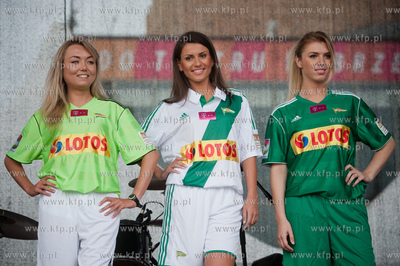 Gdansk. Scena na Targu Weglowym. Prezentacja druzyny...