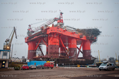 Gdansk. Stocznia Remontowa. Wydokowana do remontu platforma...