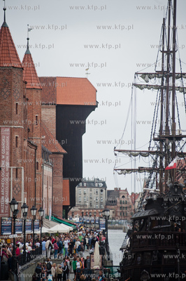 Gdansk. Dlugie Pobrzeze. Pelne turystow ulice starego...