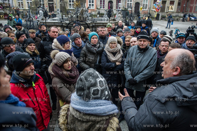 Gdansk. Dlugi Targ. Protest mieszkancow Gdanska, ktorzy...