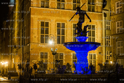 Gdansk. Podswietlona na niebiesko Fontanna Neptuna...