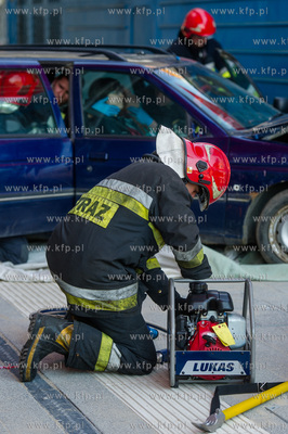 Gdansk. Cwiczenia Strazy Pozarnej na nowo budowanym...