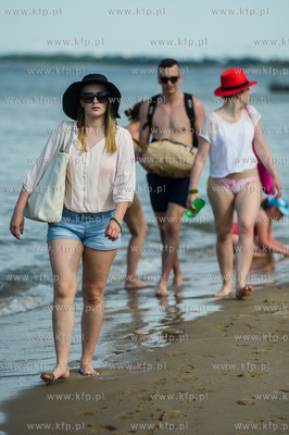 Upalny, bardzo sloneczny, sobotni dzien na plazy i...