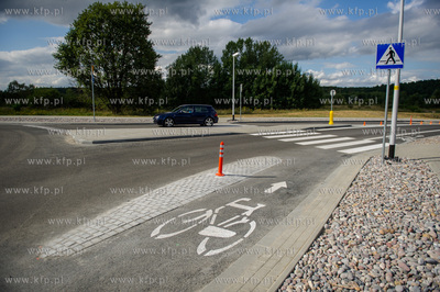 Gdansk. Nowo otwarta droga dojazdowa do przystanku...