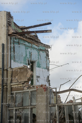 Gdansk. Rozbiorka budynku dawnej przychodni przy ulicy...