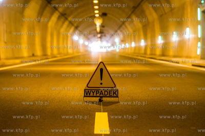 Symulowana akcja ratunkowa po zderzeniu trzech samochodow,...