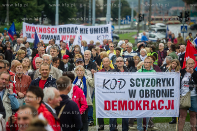 Gdańsk. Manifestacja Komitetu Obrony Demokracji pod...