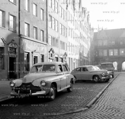 Samochody marki warszawa garbus M20 zaparkowane na...