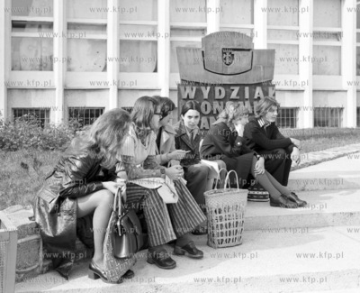 Studenci przed budynkiem Wydzialu Ekonomii Tranportu...