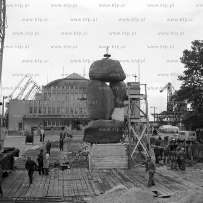 Montaz glazow granitowych stanowiacych pomnik Ludzi...