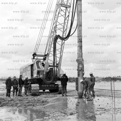 Budowa Rafinerii Ropy Naftowej w Gdansku. Do prac przy...