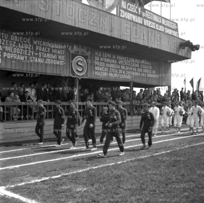Parada sportowców na stadionie Stoczni Gdańskiej...